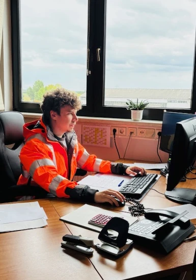 Mitarbeiter steigt in Traktor